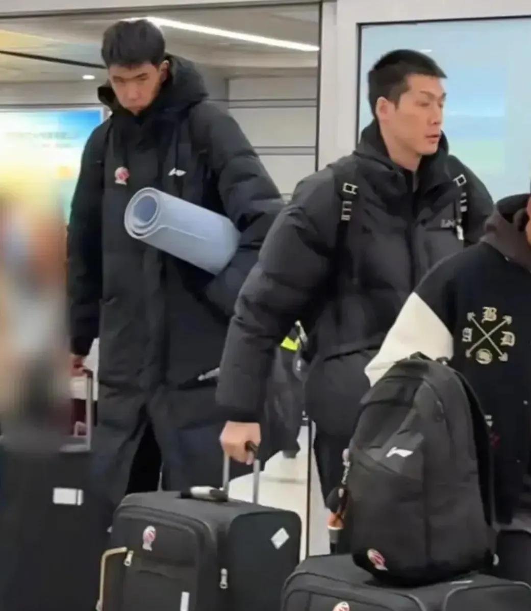 包含CBA比赛延期，球队管理者们紧急协商的词条