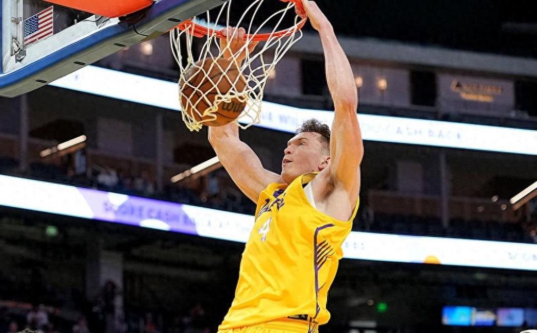 勇士客场逆转马刺取得两连胜